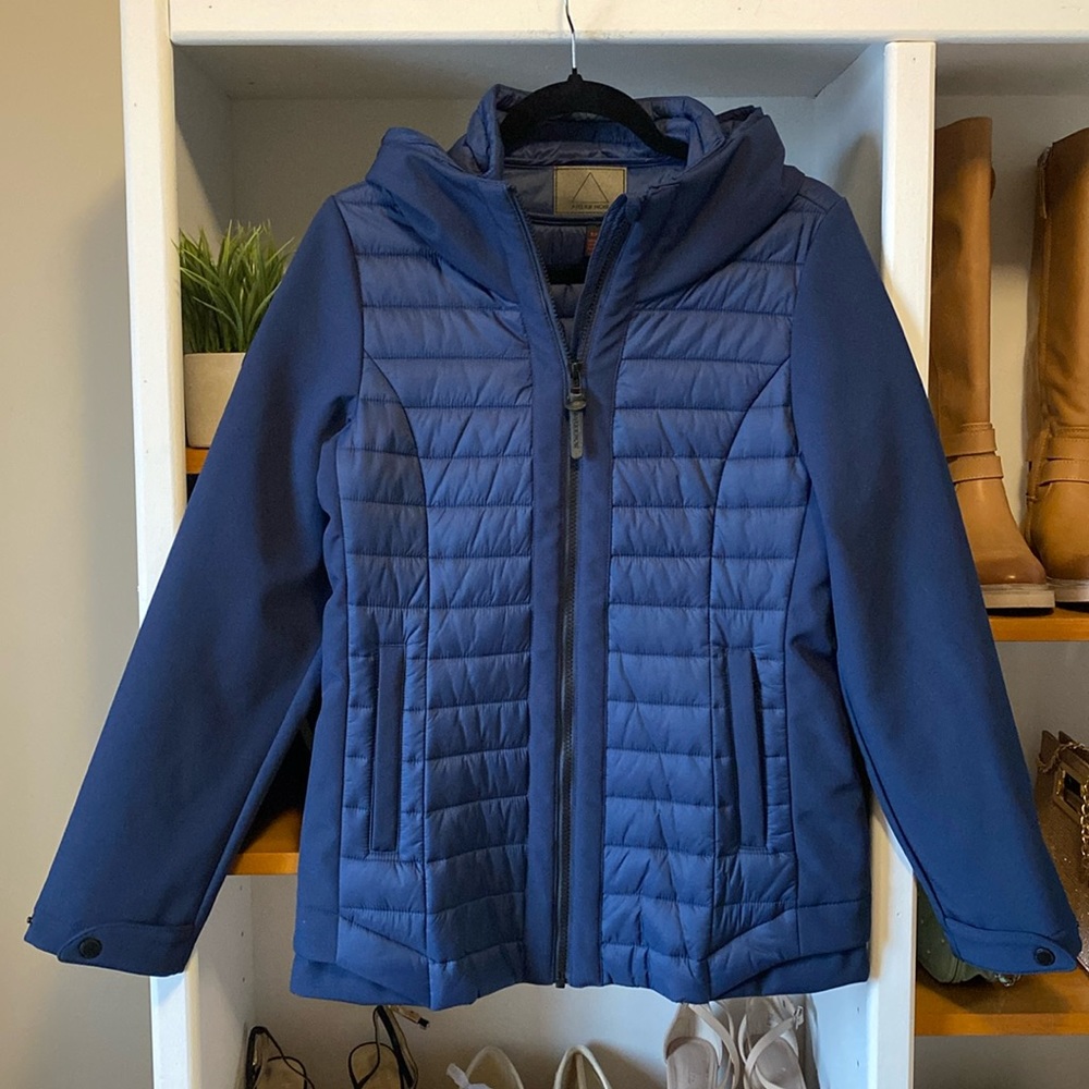 Atelier Noir (Rudsak) jacket w hood. Size small. Navy blue. Pristine condition.